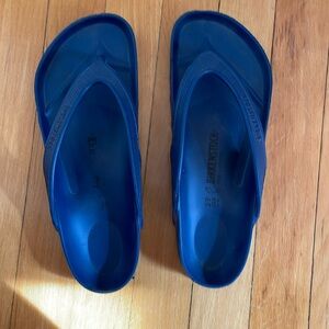 Birkenstock Honolulu Size 39 (8.5). Navy